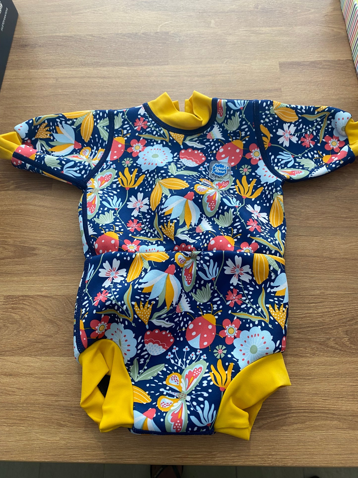 Splash About wetsuit medium 3-8months
