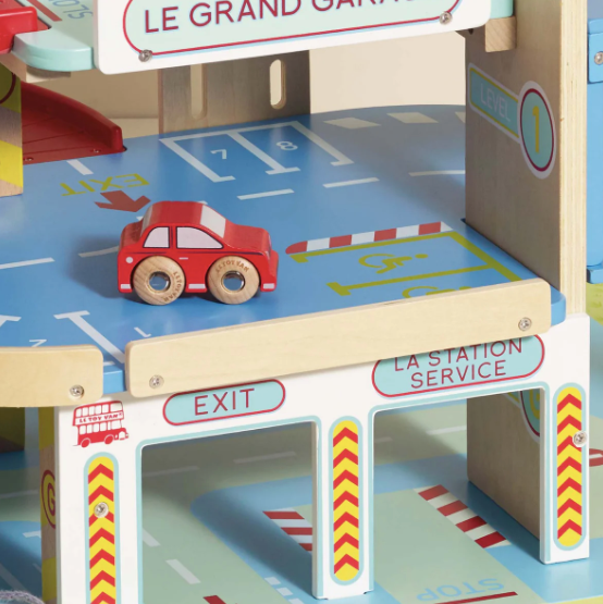 Le Grand Wooden Garage