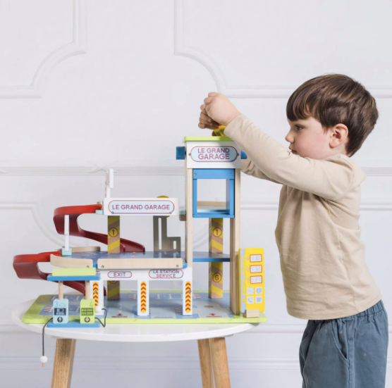 Le Grand Wooden Garage